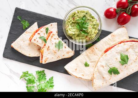 Hühnertomate und Käse Quesadillas und Avocado Guacamole Stockfoto