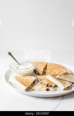 Quesadilla mit schwarzen Bohnen, Käse und Sour Cream Stockfoto