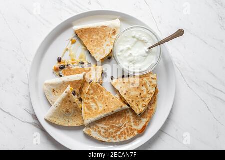 Quesadilla mit schwarzen Bohnen, Käse und Sour Cream Stockfoto