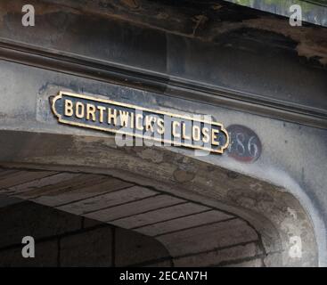 Borthwick's Close an der Royal Mile, Edinburgh, Schottland. Eine der vielen Wynds oder schließt von der Hauptstraße. Aus dem Jahr 1450. Stockfoto