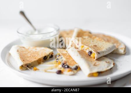 Quesadilla mit schwarzen Bohnen, Käse und Sour Cream Stockfoto