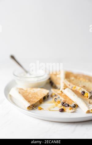 Quesadilla mit schwarzen Bohnen, Käse und Sour Cream Stockfoto