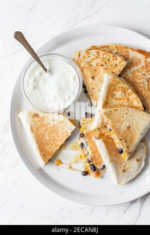 Quesadilla mit schwarzen Bohnen, Käse und Sour Cream Stockfoto