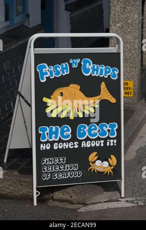 Schild des Fish and Chip-Geschäfts in St. Ives, Cornwall, Großbritannien Stockfoto