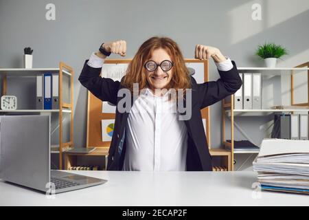 Lustige Büroangestellte fühlen sich energisch und motiviert, produktiv zu haben Arbeitstag Stockfoto