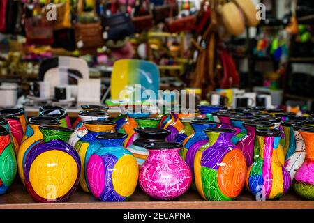 RAQUIRA, KOLUMBIEN - FEBRUAR 2021. Schöne Handwerkskunst in der kleinen Stadt Raquira. Die Stadt der Töpfe, Kolumbien Stockfoto