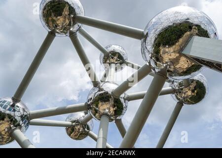 Atomium-Struktur, Stahl-Atom-Skulptur, die einen Eisenkristall in Brüssel, Belgien, darstellt Stockfoto