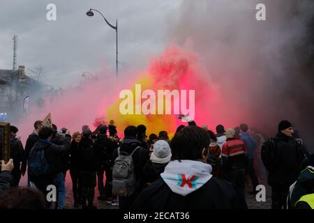 PARIS, FRANKREICH - 20th. FEBRUAR 2020 - Protest für bessere Renten in Paris. Rauchgranaten werden am Place d'Italie abgesetzt Stockfoto