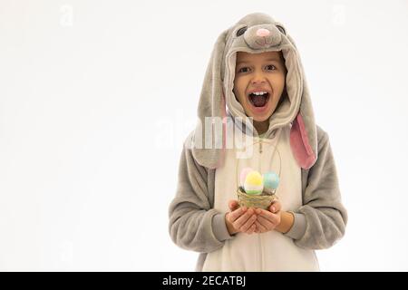 Mädchen im Hase Kostüm halten den Korb Ostereier. ostern Urlaub Konzept Stockfoto