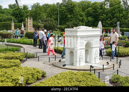 Besucher im Mini-Europe Miniaturpark mit Europas Wahrzeichen in Brüssel, Belgien Stockfoto