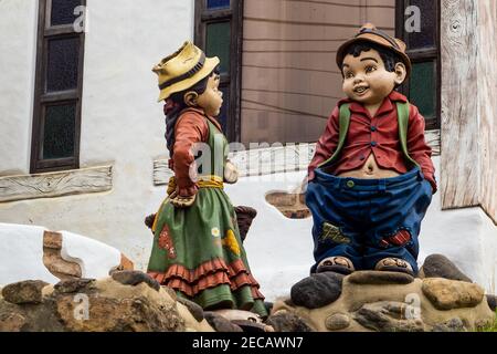 RAQUIRA, KOLUMBIEN - FEBRUAR 2021. Schöne Handwerkskunst in der kleinen Stadt Raquira. Die Stadt der Töpfe, Kolumbien Stockfoto