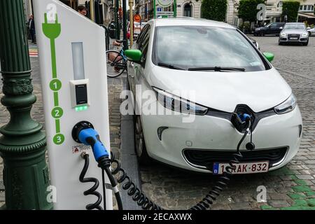 Renault ZOE Elektroauto laden an der Ladestation in Brüssel Belgien Stockfoto