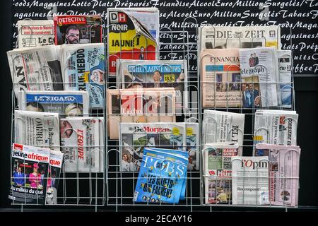 Regal mit belgischen und internationalen Zeitungen vor dem Zeitungsladen in Brüssel, Belgien Stockfoto