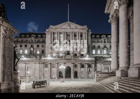 Die Fassade der Bank of England mit dem London Trupps war Memorial (links) und Royal Exchange in der Nacht, keine Menschen, City of London, Großbritannien Stockfoto