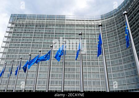 EU-Flaggen vor dem Berlaymont-Gebäude, Sitz der Europäischen Kommission, Brüssel, Belgien Stockfoto