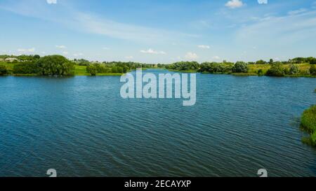 Landschaftlich schöne Luftaufnahme des Flusses und der grünen Felder in der russischen Landschaft. Natürliche Landschaft des Flusses Kurve und üppig grünen Bäumen. Stockfoto