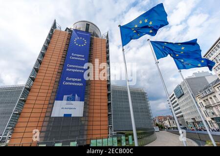 EU-Flaggen vor dem Berlaymont-Gebäude, Sitz der Europäischen Kommission, Brüssel, Belgien Stockfoto