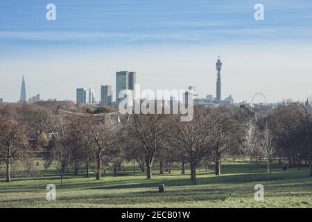 Blick auf das Zentrum von London aus dem Royal Park von Primrose Hill - eine Fortsetzung des Regent's Park, im Winter Stockfoto