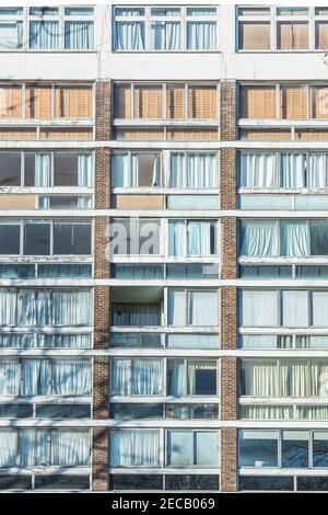 Fassade eines modernistischen Wohnhauses in Regents Park, Primrose Hill, Kings Court, Prince Albert Road, London, Großbritannien Stockfoto