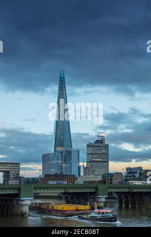 Großbritannien, London, Cannon Street Railway Bridge, Themse, ein Binnenschiff und Zug, The Shard, Guys Hospital und Firmengebäude Stockfoto