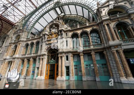 Die Uhr auf der oberen Ebene des Antwerpener Hauptbahnhofs, Belgien Stockfoto