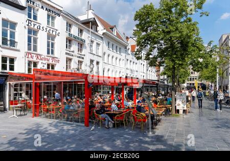 Menschen, die in den Restaurants der Groenplaats in Antwerpen, Belgien, sitzen Stockfoto