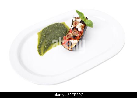 Sizilianischen Stil sizilianische Auberginen Caponata mit Tofu und Pesto-Sauce. Isoliert auf weißem Hintergrund. Stockfoto
