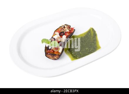 Sizilianischen Stil sizilianische Auberginen Caponata mit Tofu und Pesto-Sauce. Isoliert auf weißem Hintergrund. Stockfoto