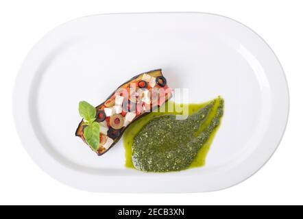 Sizilianischen Stil sizilianische Auberginen Caponata mit Tofu und Pesto-Sauce. Isoliert auf weißem Hintergrund. Stockfoto