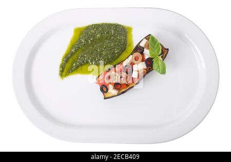 Sizilianischen Stil sizilianische Auberginen Caponata mit Tofu und Pesto-Sauce. Isoliert auf weißem Hintergrund. Stockfoto