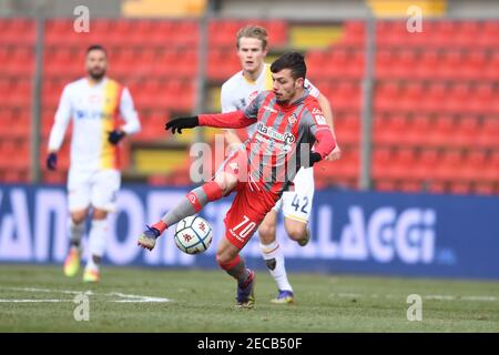 Gianluca Gaetano (Cremonese)Morten Hjulmand (Lecce) während des italienischen "Serie B Spiel zwischen Cremonese 1-2 Lecce im Giovanni Zini Stadion am 13. Februar 2021 in Cremona, Italien. Quelle: Maurizio Borsari/AFLO/Alamy Live News Stockfoto