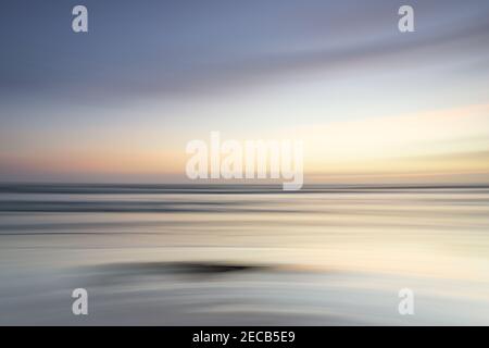 Beruhigende Küstenlandschaften - das Meer in Bewegung festhalten. Stockfoto