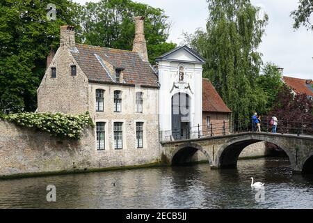 Eintritt zum Fürstlichen Beginenhaus Ten Wijngaerde über dem Bakkersrei Kanal in Brügge, Belgien Stockfoto