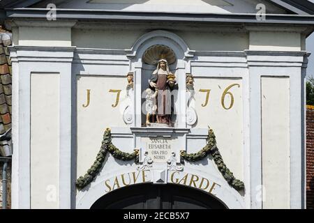 Schrein über dem Eingang zur Fürstlichen Beginenstätte Ten Wijngaerde in Brügge, Belgien Stockfoto