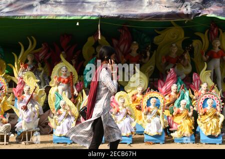 Guwahati, Assam, Indien. Februar 2021, 13th. Straßenverkäufer, der hinduistische Saraswati Idole vor Saraswati Puja verkauft, am 13. Februar 2021 in Guwahati, Indien. Göttin Saraswati wird für Wissen, Musik und Kunst verehrt. Basant Panchami, der die Ankunft des Frühlings markiert, wird am 16. Februar gefeiert. Ein Tag, der der Göttin Saraswati gewidmet ist, ist vasant Panchami auch als Shri Panchami oder Saraswati Panchami bekannt. Quelle: David Talukdar/ZUMA Wire/Alamy Live News Stockfoto