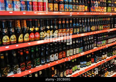 Belgische Bierauswahl in einem Geschäft, belgische Biere, Brügge, Belgien Stockfoto