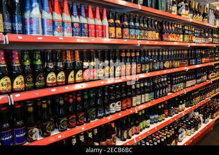 Belgische Bierauswahl in einem Geschäft, belgische Biere, Brügge, Belgien Stockfoto