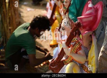 Guwahati, Assam, Indien. Februar 2021, 13th. Handwerker machen Hindu Saraswati Idole bei einem Workshop vor Saraswati Puja, am 13. Februar 2021 in Guwahati, Indien. Göttin Saraswati wird für Wissen, Musik und Kunst verehrt. Basant Panchami, der die Ankunft des Frühlings markiert, wird am 16. Februar gefeiert. Ein Tag, der der Göttin Saraswati gewidmet ist, ist vasant Panchami auch als Shri Panchami oder Saraswati Panchami bekannt. Quelle: David Talukdar/ZUMA Wire/Alamy Live News Stockfoto