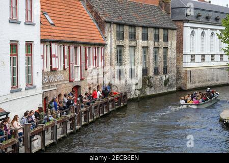 Touristen Sightseeing auf den Vergnügungsbooten auf dem Dijver Kanal in Brügge, Belgien Stockfoto