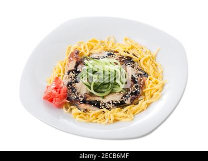 Fischfilets mit Gurkenscheiben und Omelette im asiatischen Stil. Isoliert auf weißem Hintergrund. Stockfoto