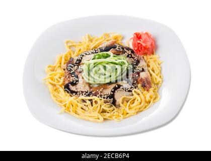 Fischfilets mit Gurkenscheiben und Omelette im asiatischen Stil. Isoliert auf weißem Hintergrund. Stockfoto