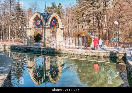 Winter- oder Frühlingslandschaft. Schöner Nationalpark Kislowodsk, Russland. Mirror Pond und Glass Jet Pavilion. Stockfoto