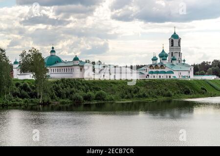Aleksandro-Svirskiy Klosterfassade auf dem Roschtschinski See. Staraya Sloboda, Leningrad Region Russland Landschaft ostern Stockfoto