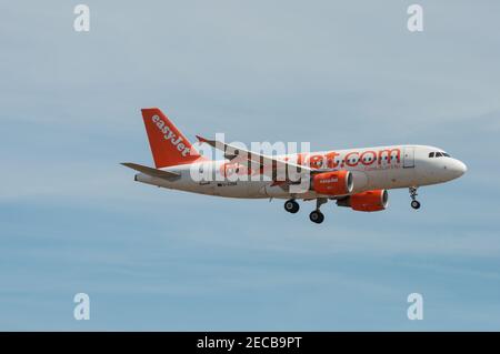 Kopenhagen - August 2013: EasyJet Airbus A319 in der Luft Stockfoto