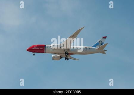 Kopenhagen - AUGUST 2013: Die norwegische Airshuttle Boeing 787-8 kommt am dänischen Flughafen Kopenhagen an Stockfoto