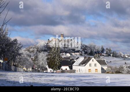 Dorf Nürburg im Schnee Stockfoto