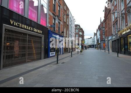 Ein Blick auf eine leere und menschenleere Grafton Street im Zentrum von Dublin, während der COVID-19 Pandemie-Sperre.Level-5-Sperrbeschränkungen werden von der irischen Regierung um mindestens weitere sechs Wochen verlängert, wobei nur Schulen und der Bausektor voraussichtlich vor Ostern wieder geöffnet werden dürfen. Stockfoto