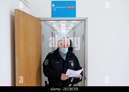 Lissabon, Portugal. Februar 2021, 13th. Ein Polizeibeamter verlässt das Land, nachdem er am ersten Tag der Impfung der Sicherheitskräfte in der Militärbaracke von Conde de Lippe in Lissabon, Portugal, am 13. Februar 2021 die erste Dosis des Impfstoffs AstraZeneca Covid-19 erhalten hat. Quelle: Pedro Fiuza/ZUMA Wire/Alamy Live News Stockfoto