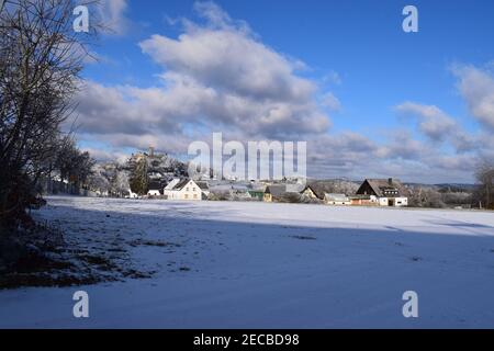 Dorf Nürburg im Schnee Stockfoto