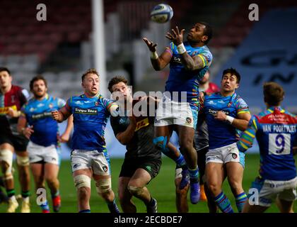 Twickenham Stoop, London, Großbritannien. Februar 2021, 13th. Englische Premiership Rugby, Harlequins gegen Leicester Tigers; Kini Murimurivalu von Leicester Tigers springen hoch, um Ball zu erhalten Credit: Action Plus Sports/Alamy Live News Stockfoto